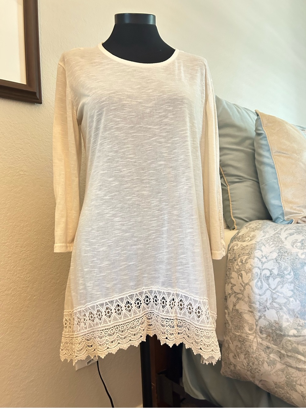 Indigo Soul  Cream Lace-Crochet Hem Knit Top. Size L. NWTGS